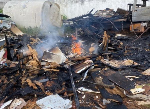 Criminosos incendeiam área ao lado de galpão de indústria em São José de Mipibu