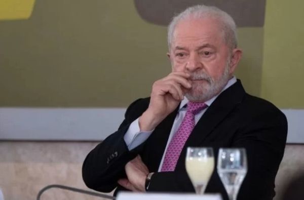 Lula e ministros bloqueiam críticos nas redes sociais, em contradição com PL das Fake News