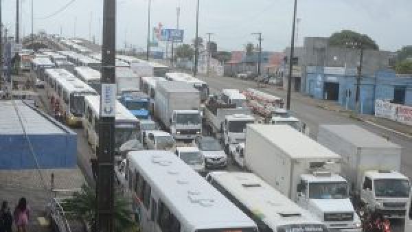 Trânsito fica congestionado na Felizardo Moura devido alternativo quebrado próximo rotatória da Urbana