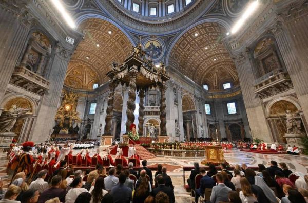 Altar do Papa recebe rito de purificação após homem ficar nu em protesto na Basílica de São Pedro