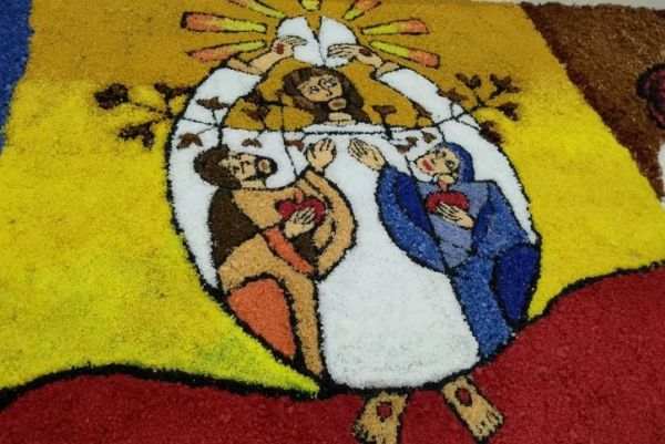 FOTOS: Fieis católicos mantêm tradição de montagem de tapetes de Corpus Christi no RN