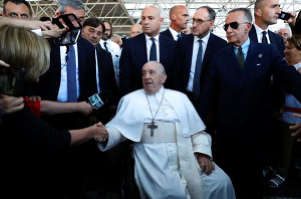 Papa Francisco recebe alta do hospital após 9 dias internado