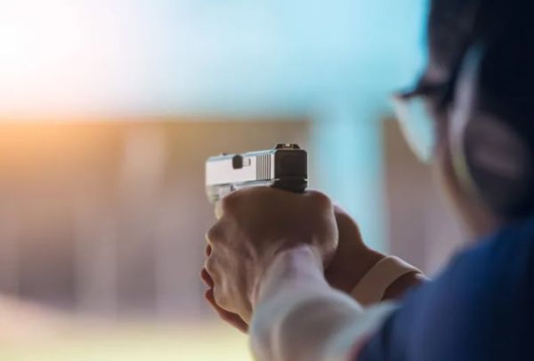 Metade da população brasileira defende que professor saiba usar arma, diz pesquisa; 23% são contra