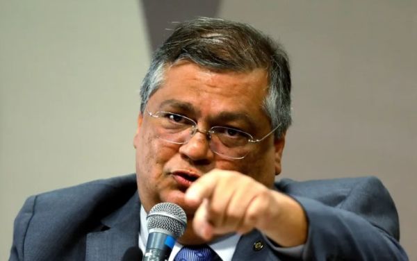 Dino afirma que irá acionar AGU para cobrar indenização de Bolsonaro “pelos danos causados ao Poder Judiciário e à sociedade”