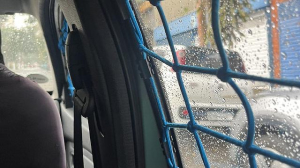 Jurassic Park ?: Motorista de São Paulo instala rede de proteção para evitar roubos 