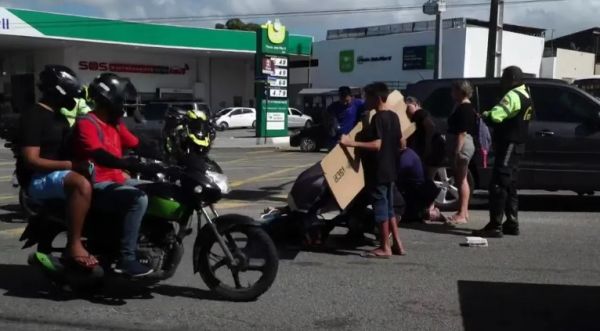 Motociclista e passageira esperam por 2 horas por ambulância após acidente de trânsito em Natal