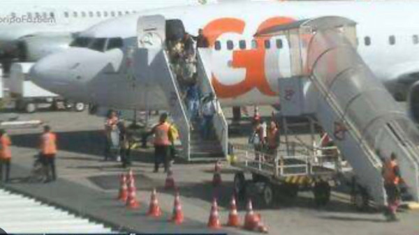 Rajadas de vento derrubam escadas de avião em pista de aeroporto em Navegantes; FOTO