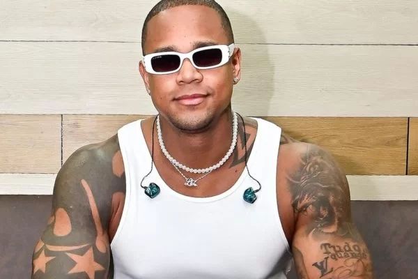 VÍDEO: Léo Santana encerra participação de fã no palco após gestos obscenos durante desafio do “Posturado e Calmo”