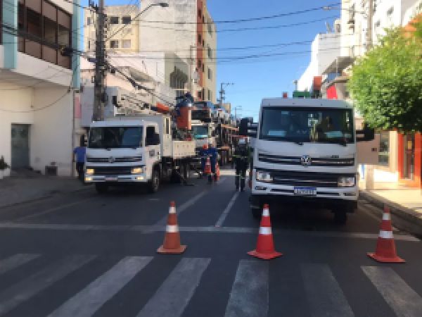 Caminhão cegonha atinge cabos da rede elétrica e deixa comércios do centro de Mossoró sem energia