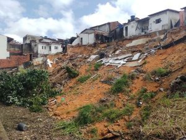 “Isso estava previsto a acontecer”, diz moradora de casa que desabou em Neópolis
