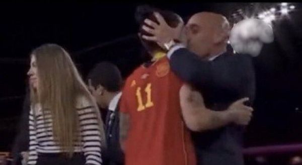 Jogadora da Espanha leva beijo na boca durante premiação da Copa Feminina e se irrita: ‘Não gostei’