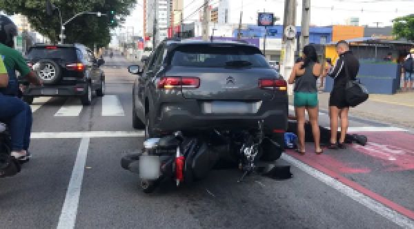 Colisão entre carro e moto deixa um ferido e causa congestionamento em Natal