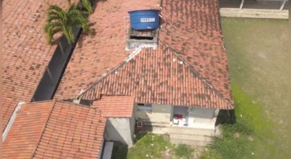 Caixa d’água vira sobre telhado de escola em São Gonçalo do Amarante e aulas são suspensas
