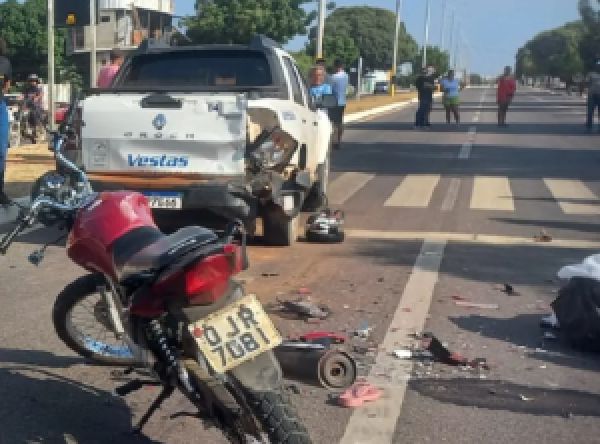 Motociclista e passageira morrem após colisão com carro parado em faixa de pedestre na BR-304 em Mossoró