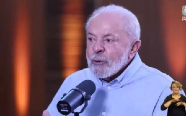 Oposição protocola pedido de impeachment contra Lula