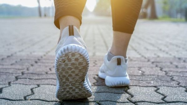 Caminhar por 2 minutos após as refeições ajuda a diminuir o nível de açúcar no sangue, revela estudo