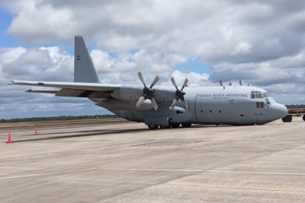 FOTOS: Avião militar C-130 Hércules da Argentina colapsa o trem de pouso no aeroporto de Natal