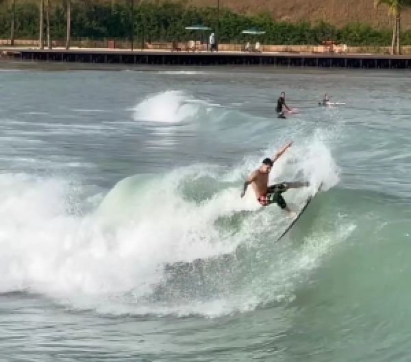 Após lesão, Italo Ferreira volta a surfar em piscina: ‘Ambiente controlado’