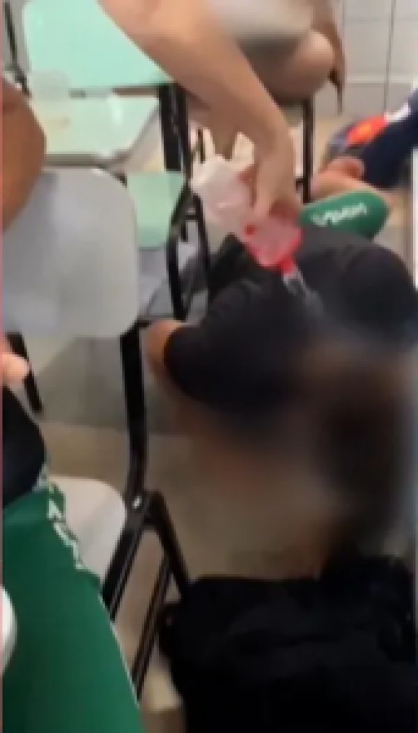 VÍDEO: Professora joga água na cabeça de aluno que estava dormindo em sala de aula