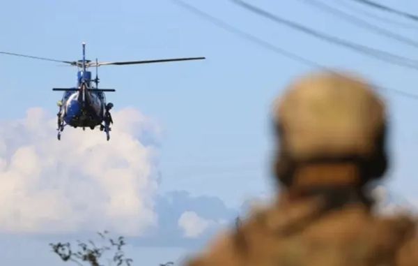 VÍDEO: Helicóptero da Polícia Federal é recebido a tiros por criminosos em Salvador