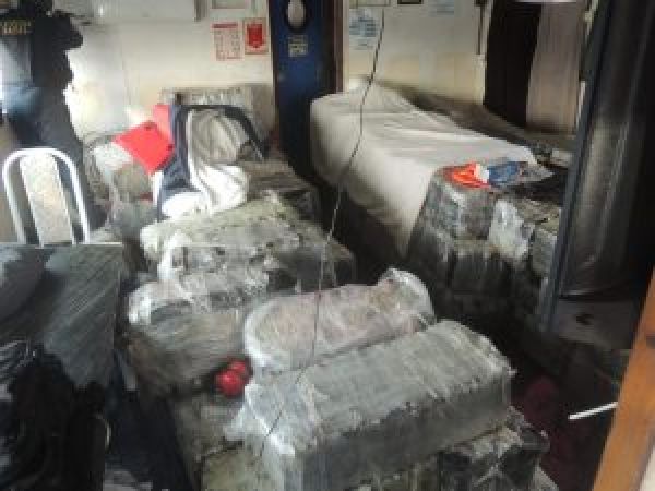 Marinha e PF apreendem mais de 3 toneladas de cocaína em navio que saiu de Natal