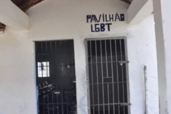 Facções criminosas ameaçam população LGBTI+ em presídios