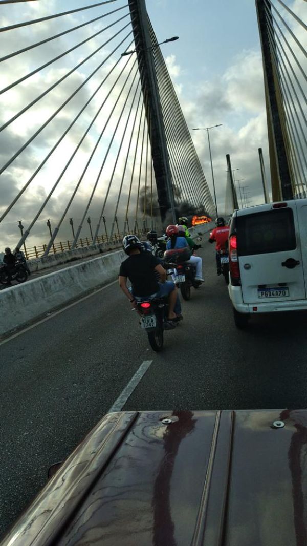 Carro pega fogo na Ponte Newton Navarro e trânsito fica parado