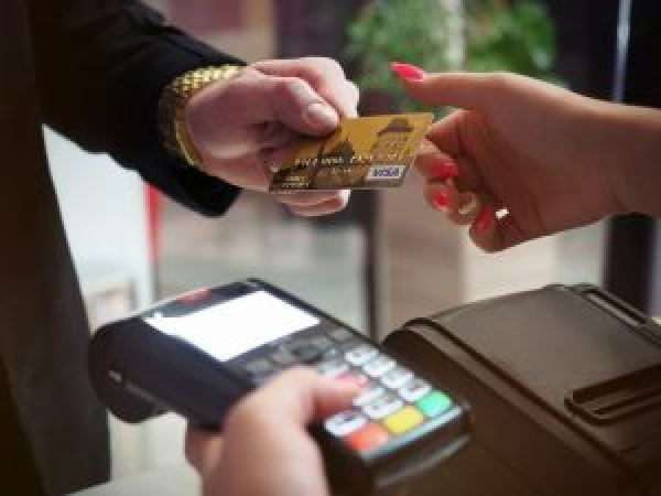 Em nova alta, rotativo do cartão de crédito chega a 445,7% ao ano