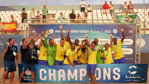 Com potiguares no elenco, Brasil vence Espanha e conquista o Mundialito de Beach Soccer 	