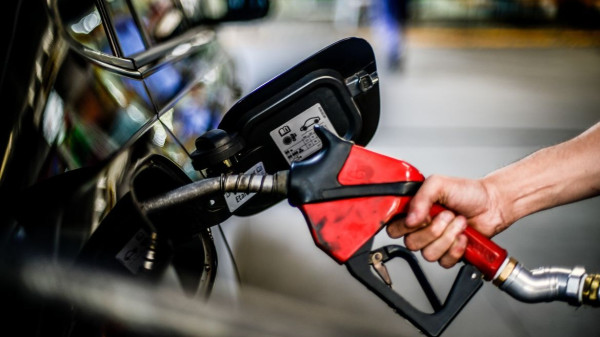 Encher o tanque do carro com gasolina está R$ 40 mais caro em 2023