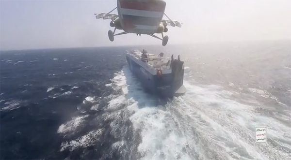 Imagens Impressionantes: navio é sequestrado com auxílio de helicóptero; VEJA VÍDEO