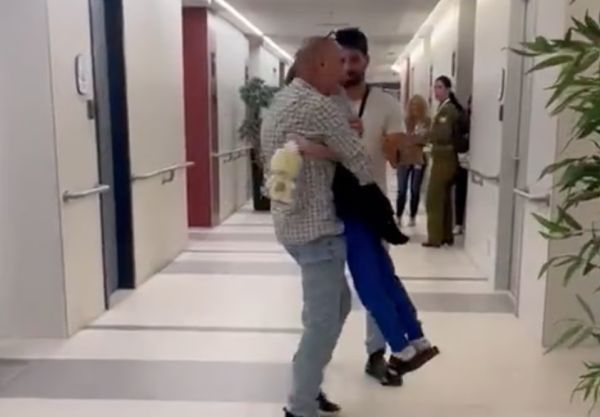 Emocionante: menino se reencontra com o pai após ser libertado pelo Hamas; VEJA VÍDEO