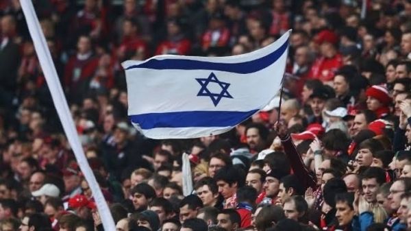 UEFA não permitiu minuto de silêncio em respeito aos mortos pelo Hamas, mas Israel e Polónia protestaram após o apito inicial; VEJA VÍDEO
