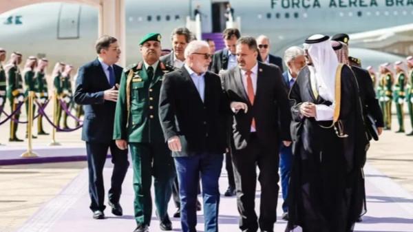 Lula desembarca na Arábia Saudita para reunião com príncipe herdeiro Mohammed bin Salman