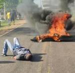 VÍDEO: PM é esfaqueado e amarrado no asfalto por manifestantes durante protesto no interior do Maranhão