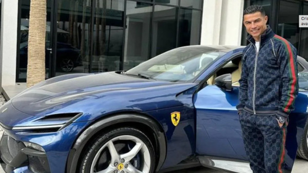 Cristiano Ronaldo posa ao lado de nova Ferrari de R$ 7,5 milhões