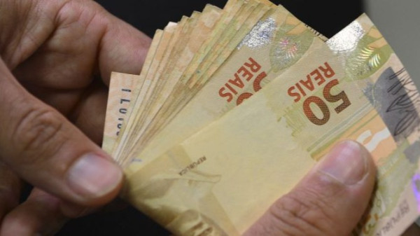 Salário mínimo de R$ 1.412 começa a ser pago hoje