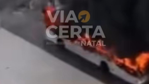 VÍDEO: População incendeia ônibus nas Rocas