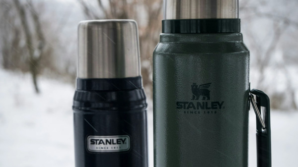 Marca de copos térmicos Stanley é processada por omitir presença de chumbo em seus produtos