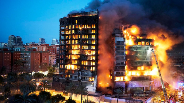 Fogo engole prédio e deixa mortos e desaparecidos na Espanha   