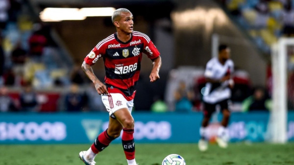 Jogador do do Flamengo é acusado de agressão e ameaça; vítima vai ao IML