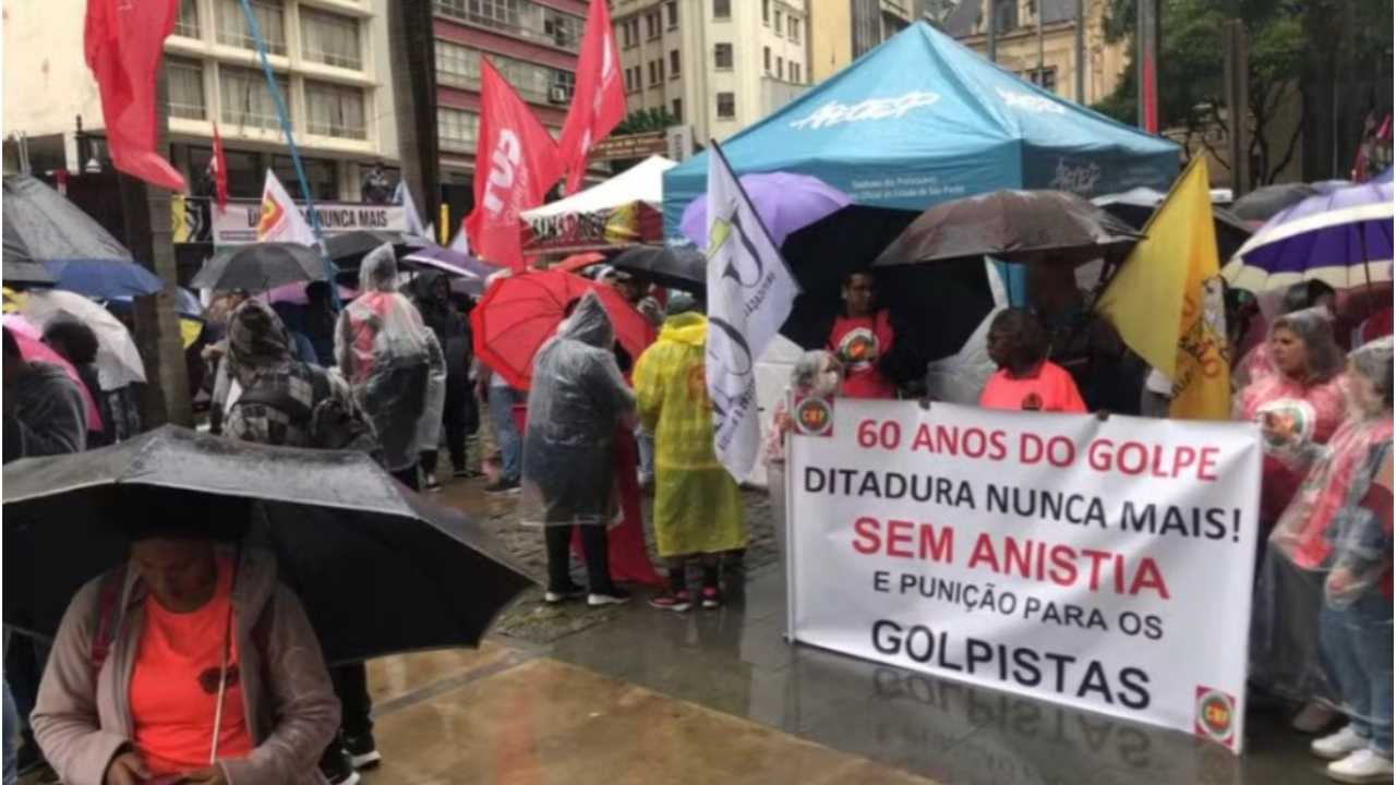 Manifestação organizada por organizações de esquerda em São Paulo — Foto: Rafael Garcia