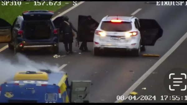 VÍDEO: Bandidos explodem carros-fortes em rodovia de SP