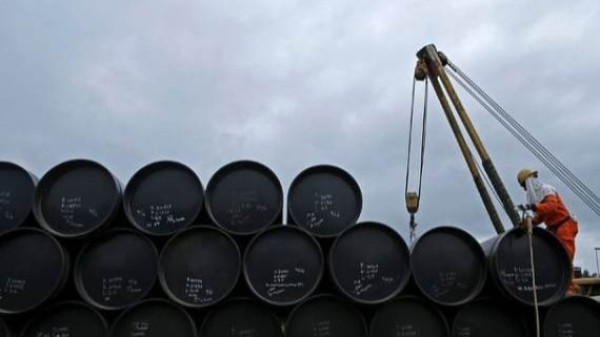 Mesmo com ataque do Irã a Israel, barril de petróleo abre em queda