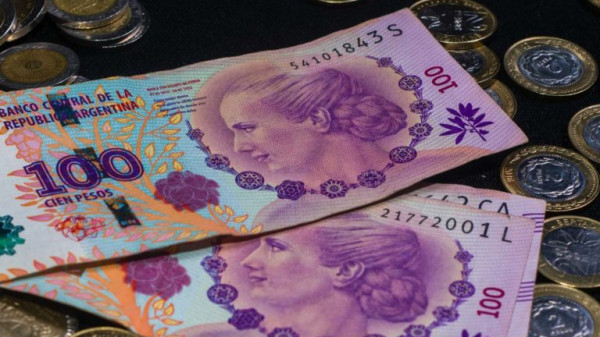 Real supera Peso argentino e é a moeda que mais se desvaloriza em abril