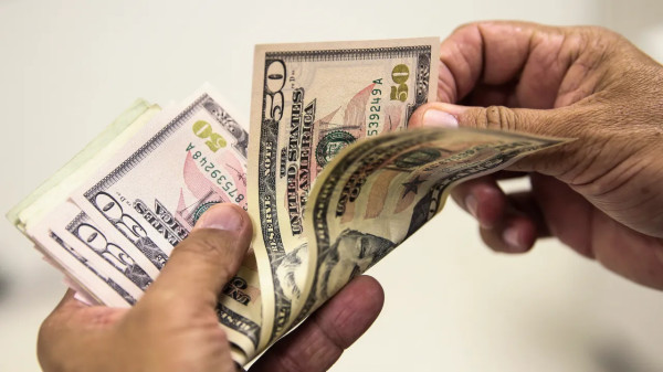 ESCALADA: Dólar dispara e encosta nos R$ 5,27 em segundo dia de forte alta