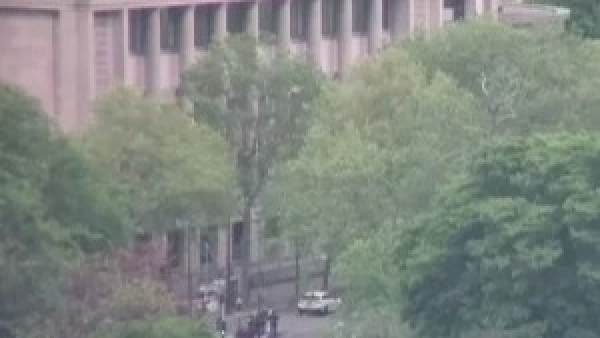 Homem é preso por suspeita de entrar com bomba na embaixada do Irã em Paris
