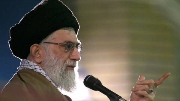 Ataque ao Irã mira base militar, ‘raspa’ usina nuclear e ocorre no aniversário de líder supremo