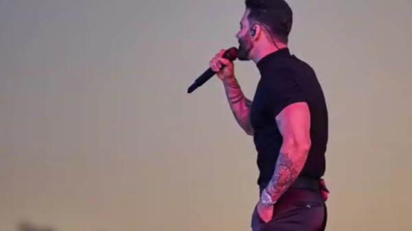 VÍDEO: Gusttavo Lima interrompe show ao ver homem agr3d1ndo mulher na plateia; VEJA