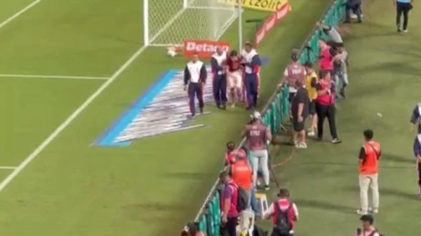 Homem tenta invadir campo de futebol mas é contido pela equipe de segurança; VEJA VÍDEO